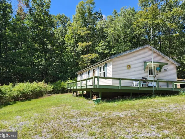 228 Greenbriar Ln, Berkeley Springs, WV 25411