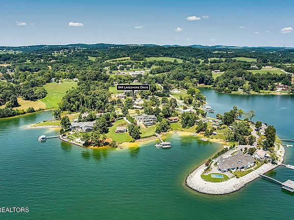 2nd image of 844 Lakeshore Dr