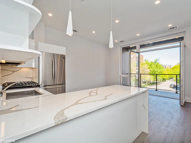 2401 W Wabansia Ave #Penthouse 507 — Photo 6