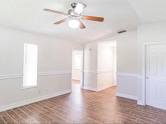 3rd image of 422 NE Armory Cir #2