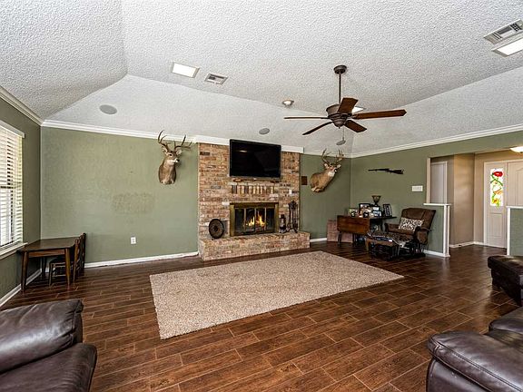 4th image of 242 Shelly Ln