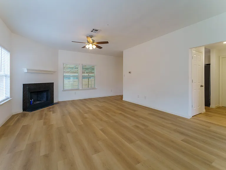 1109 Hilltop Dr — Photo 2