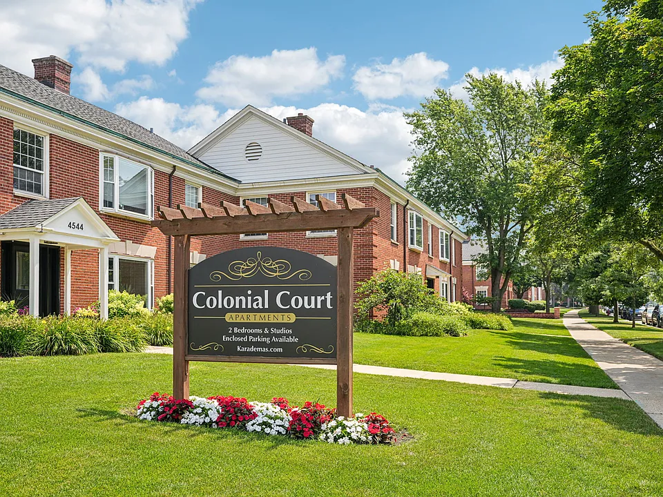 Colonial Court Apartments