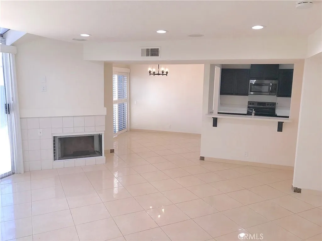 2 bed, 2.5 bath, 1164 sqft, $3,699 — Photo 3