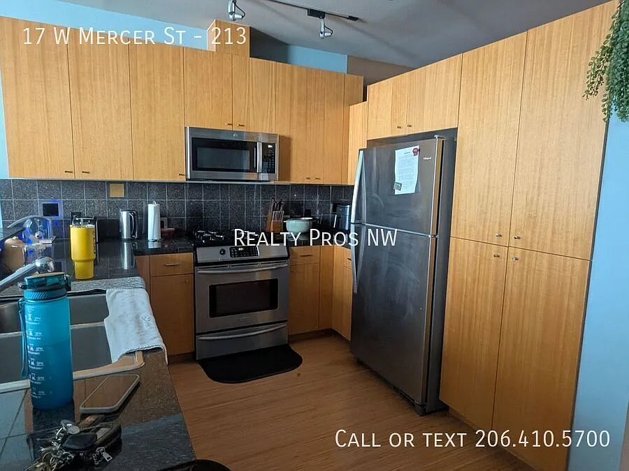 Live in the heart of Lower Queen Anne — Photo 4