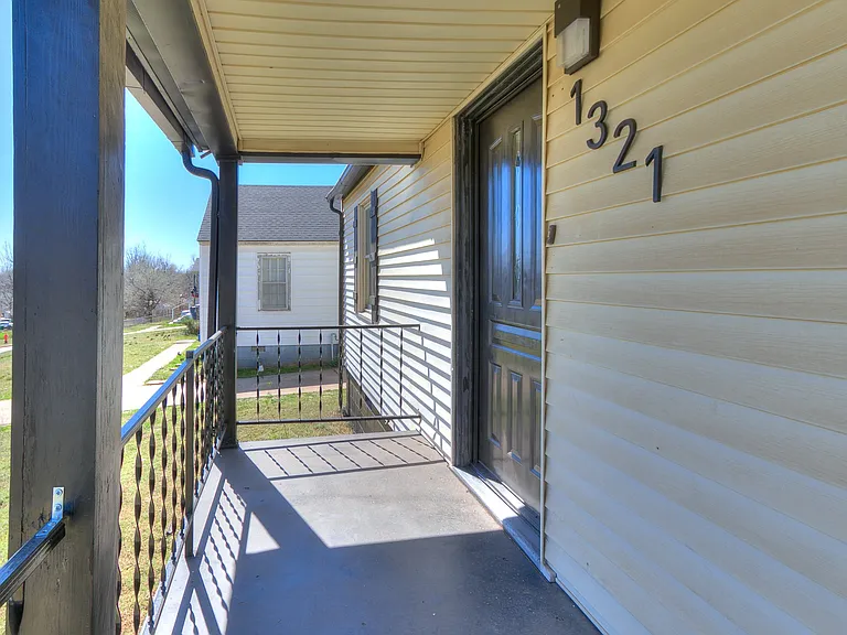 1321 Bellevidere Dr — Photo 2