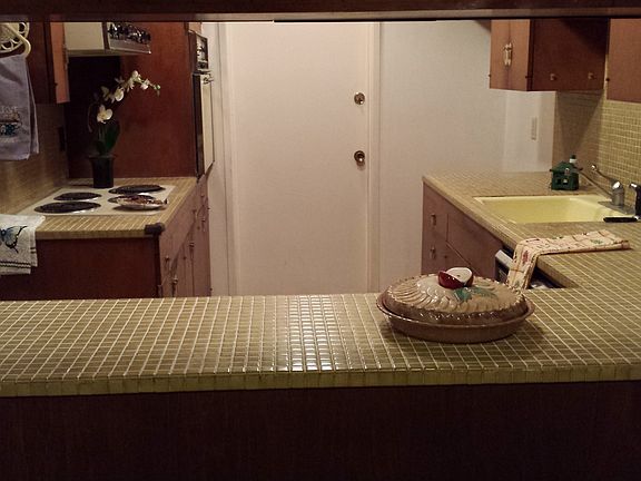Kitchen w/ walk-in pantry
