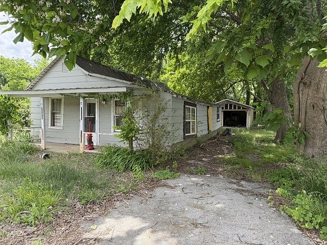 2nd image of 408 Shephard St