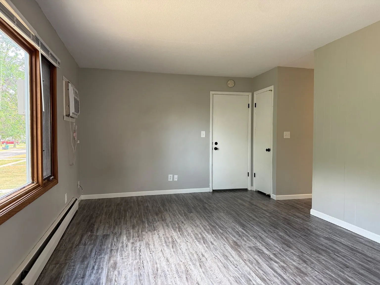 3 bed, 1.0 bath, 1064 sqft, $1,350 — Photo 4