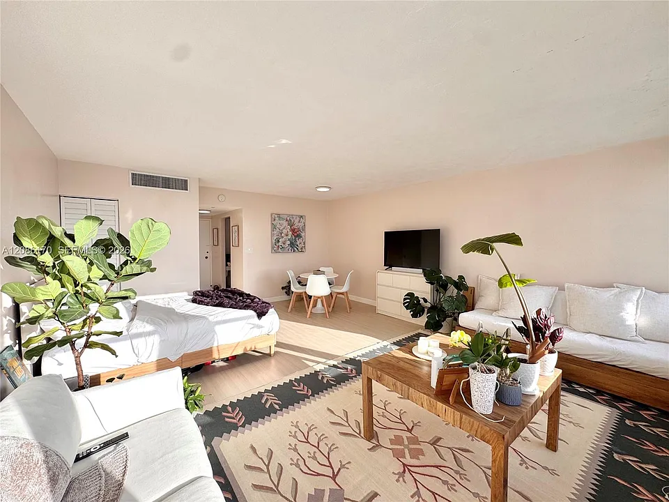 2899 Collins Ave #550
