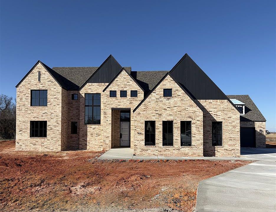1st image of 901 Lucas Cir