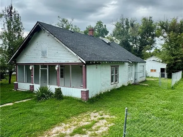 206 W 3rd St, Creighton, MO 64739