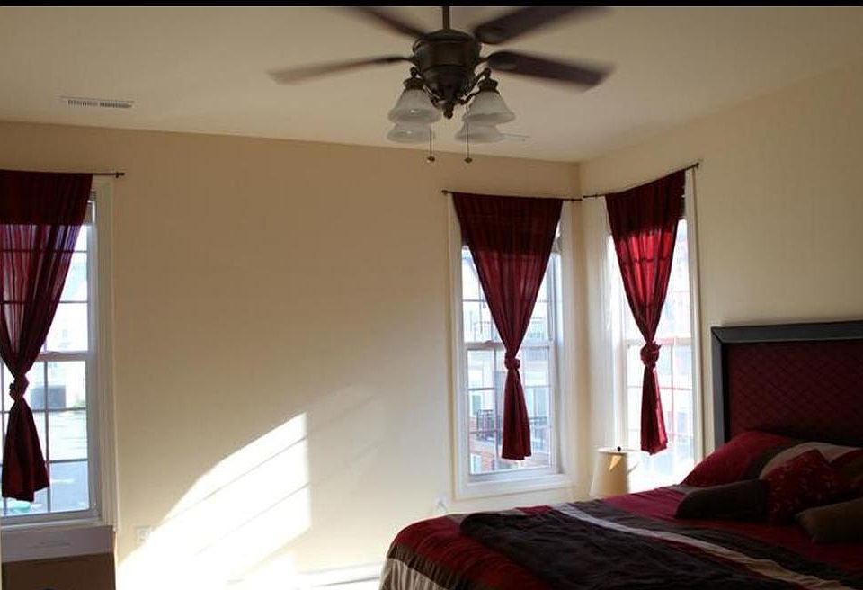 Primary suite with a high ceiling and natural lights