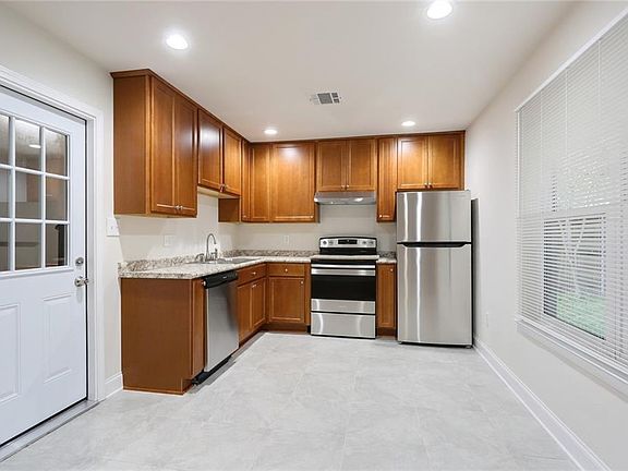 4th image of 1701 Greenwood Dr