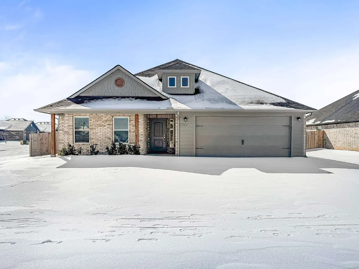 Building Photo - 2800 Orchid Dr