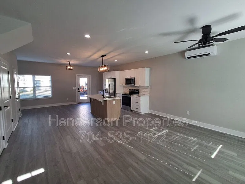 3 bed, 2.5 bath, 1320 sqft, $1,990 — Photo 2