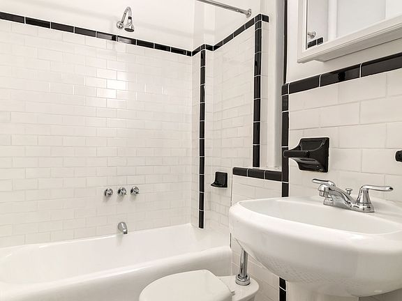 4th image of 225 W 23rd St #2252F