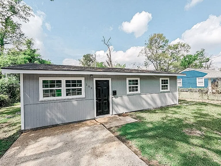 209 Dixie Dr — Photo 1