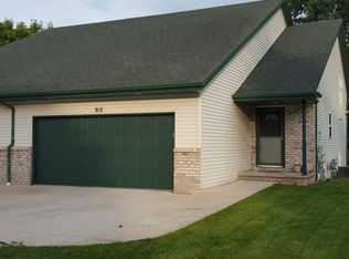 915 Denise Ct, Kaukauna, WI 54130