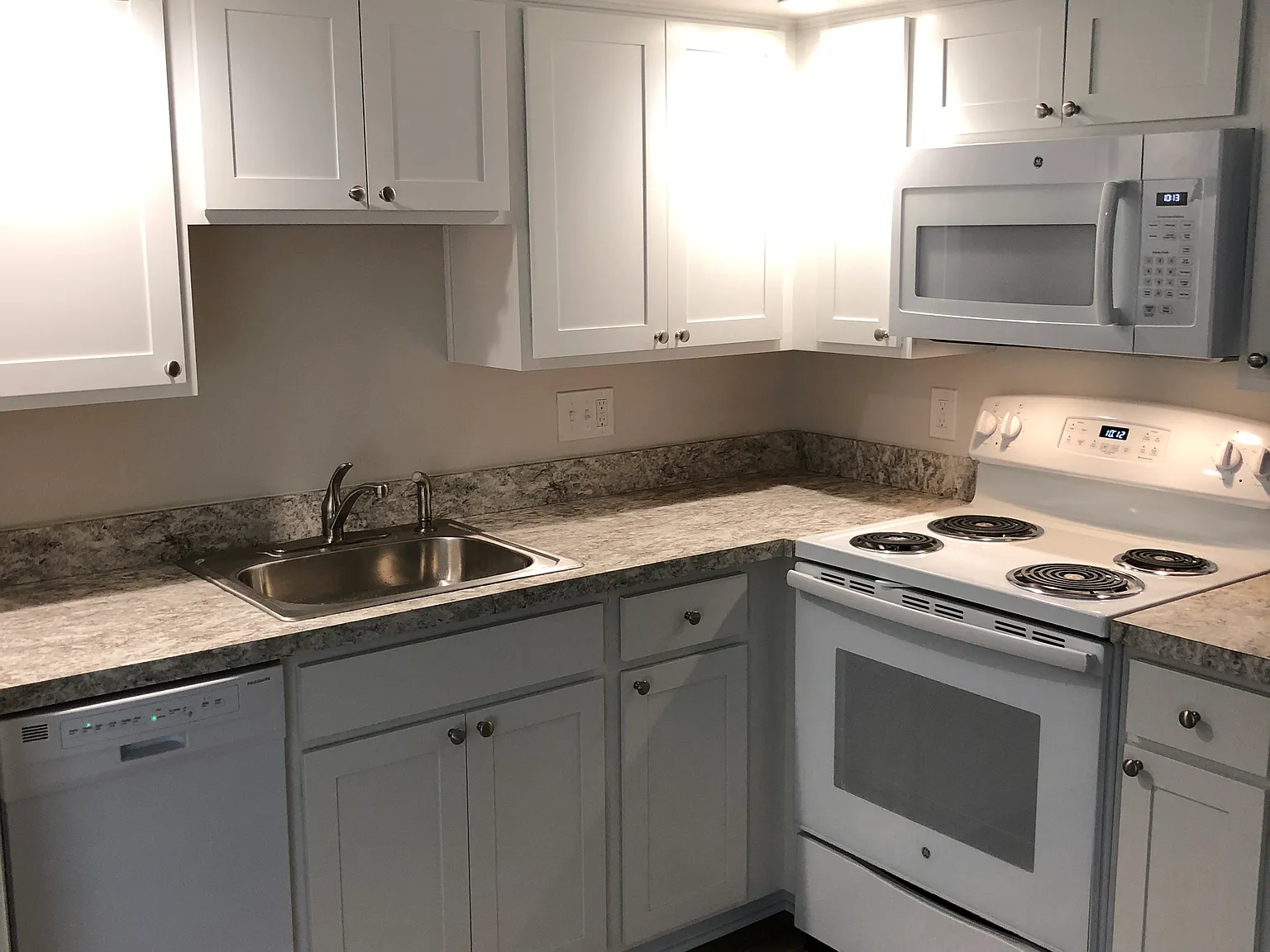 2 bed, 700 sqft, $1,275 — Photo 4