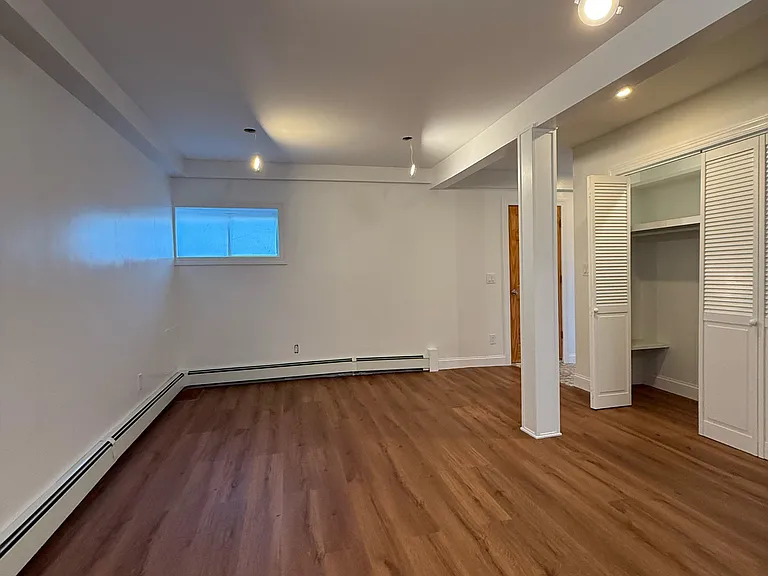 110 Greenvale Ave #1B — Photo 1