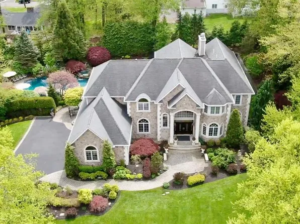 457 Devonshire Dr, Franklin Lakes, NJ 07417