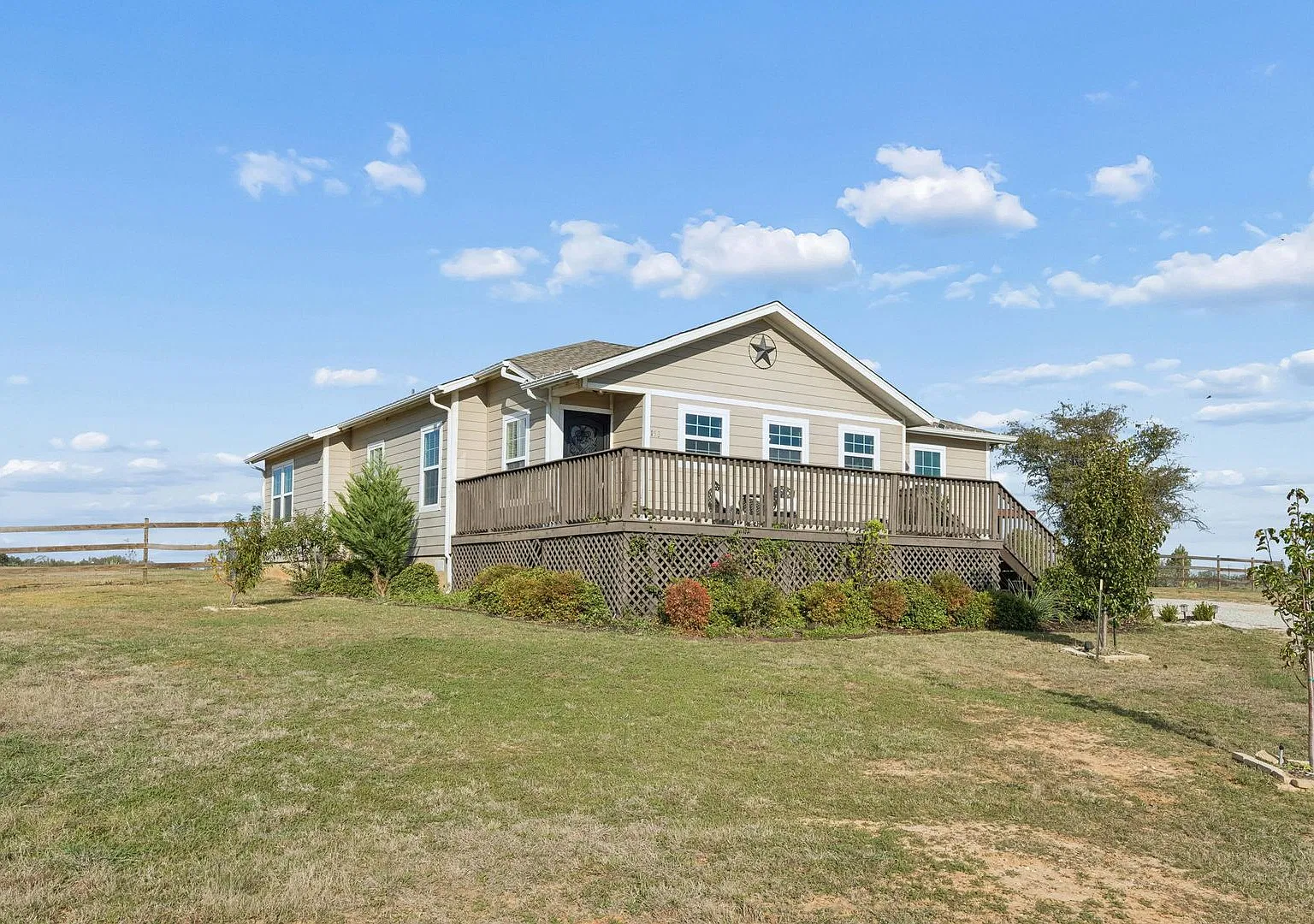 Two Acres. Endless Sunsets. Room to Breathe. Welcome Home! — Photo 1