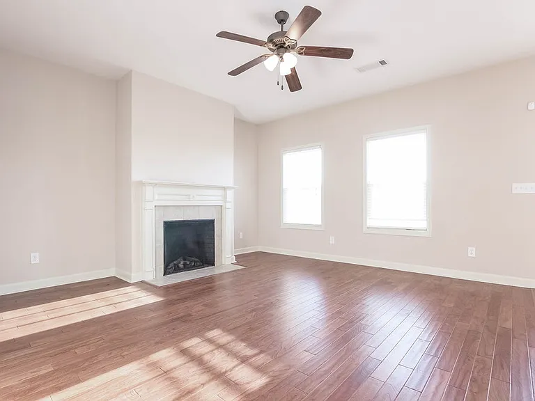 537 Pringle Dr — Photo 2