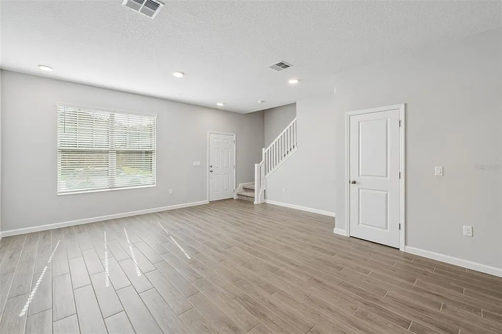 3 bed, 2.5 bath, 1691 sqft, $2,450 — Photo 3