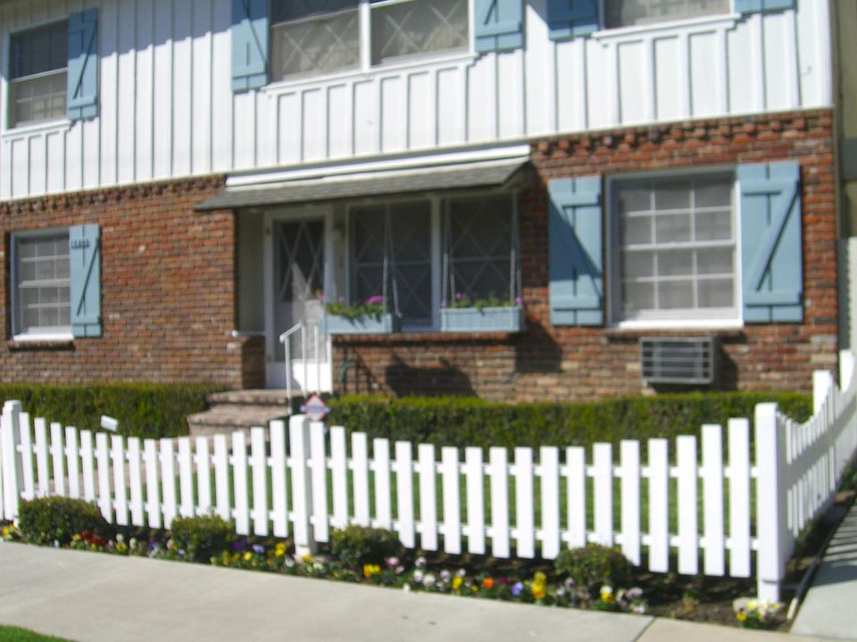 1st image of 13503 Moorpark St #3