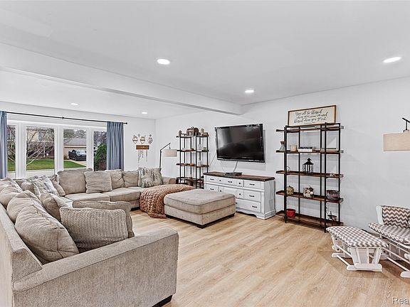 3rd image of 4594 Barcroft Way
