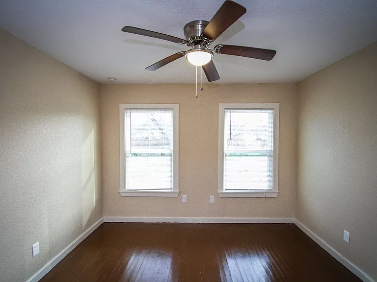 936 Poinsettia — Photo 12