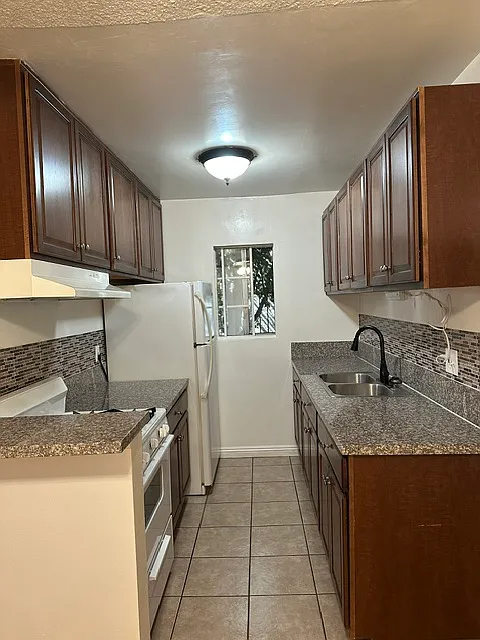 1216 N Las Palmas Ave — Photo 4
