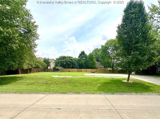 3 Southbrooke Dr, Hurricane, WV 25526