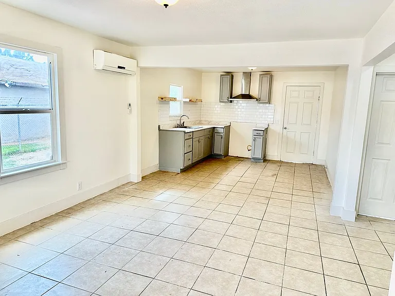 426 N Vineyard Ave — Photo 6