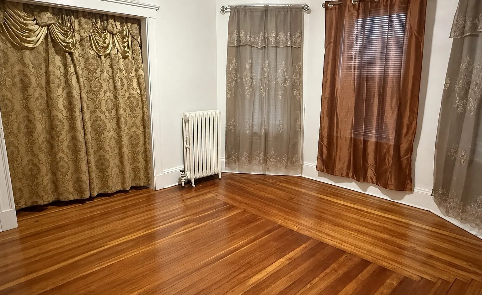 3 bed, 1.0 bath, 1100 sqft, $2,995 — Photo 4