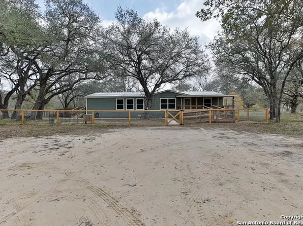 204 County Road 7725, Natalia, TX 78059