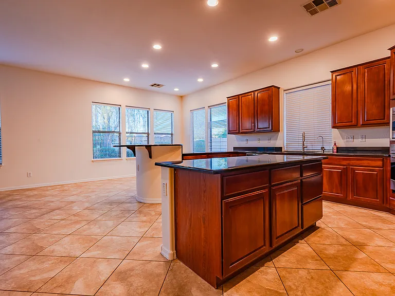 562 E Janet Way — Photo 8