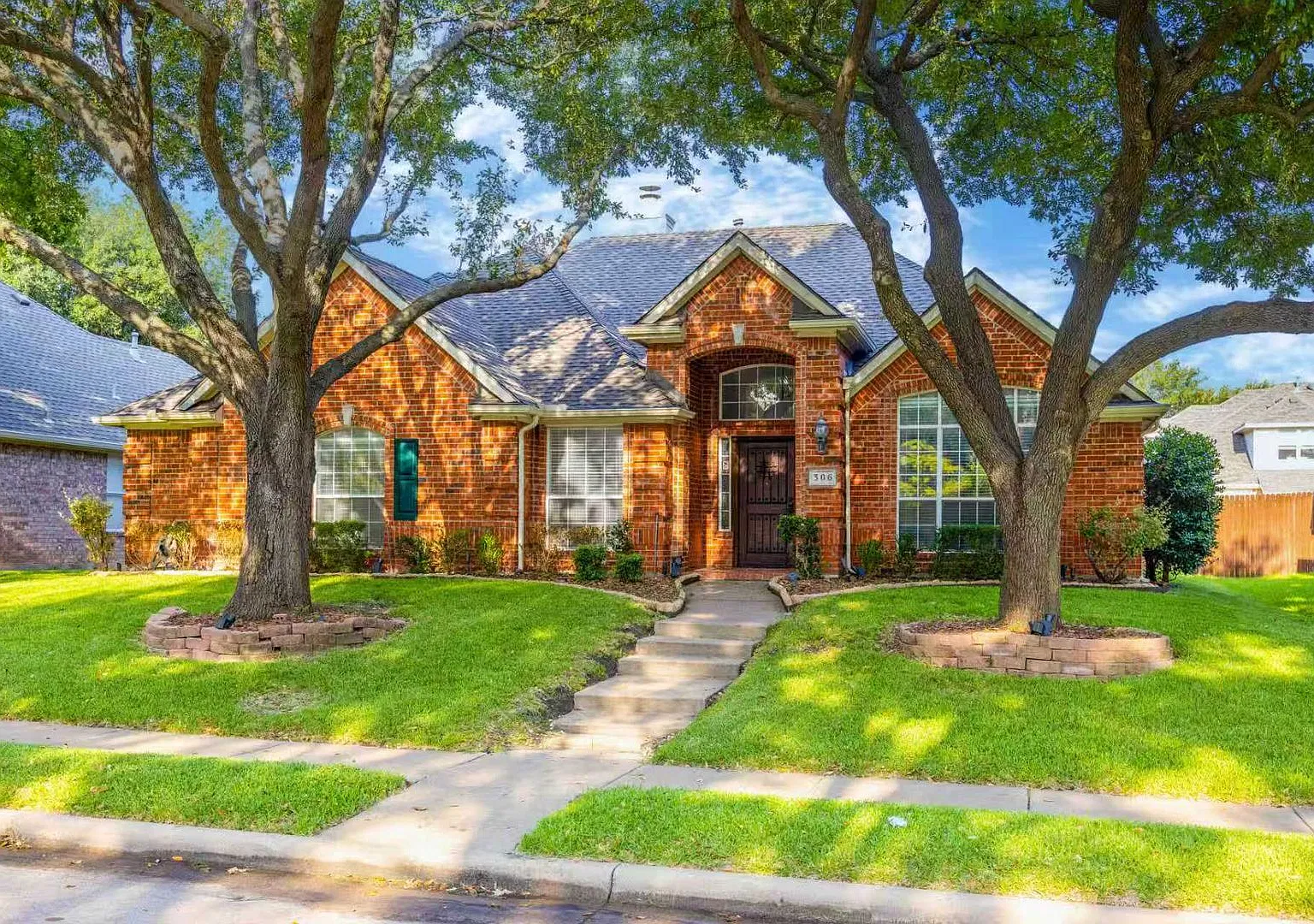 Beautifully maintained home in the desirable Watters Crossing community in Allen! — Photo 1