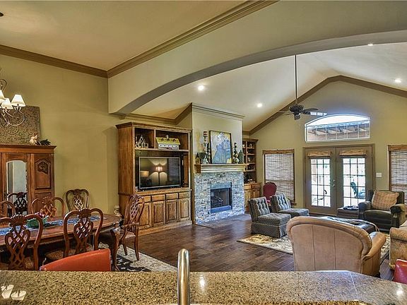 5th image of 711 N Avalon Ct