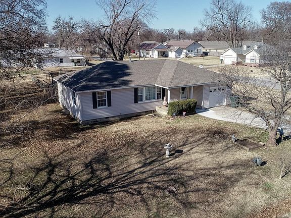 4th image of 827 N Sioux Ave