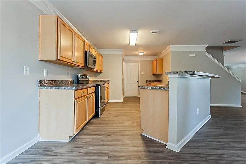 6 bed, 3.0 bath, 2866 sqft, $3,200 — Photo 4