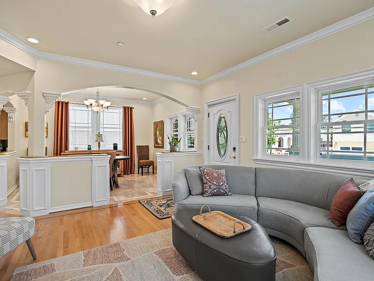 511 Baker St — Photo 3