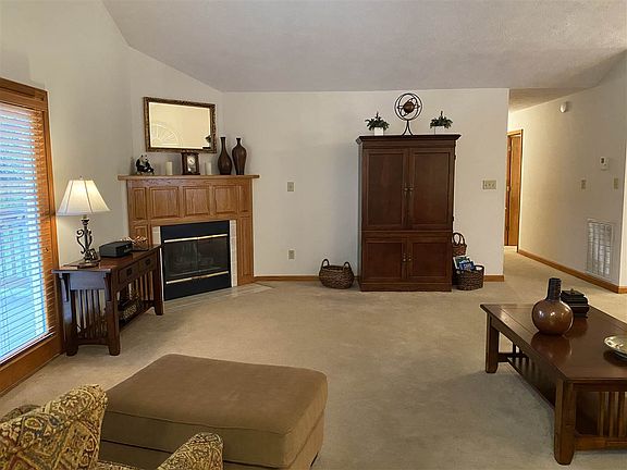 3rd image of 1034 E Brentwood Dr
