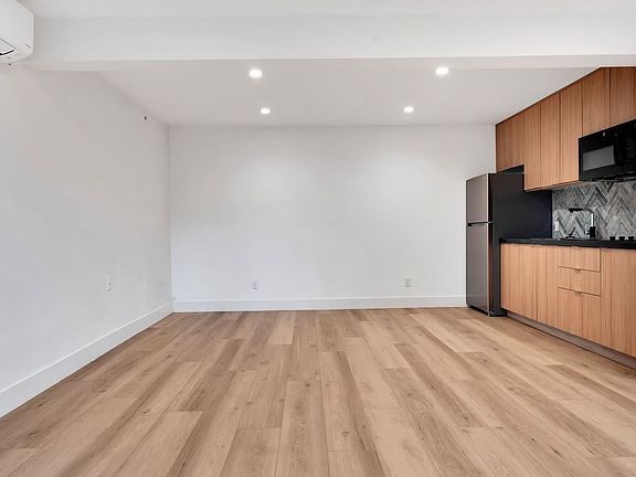 4th image of 1060 20th St #21