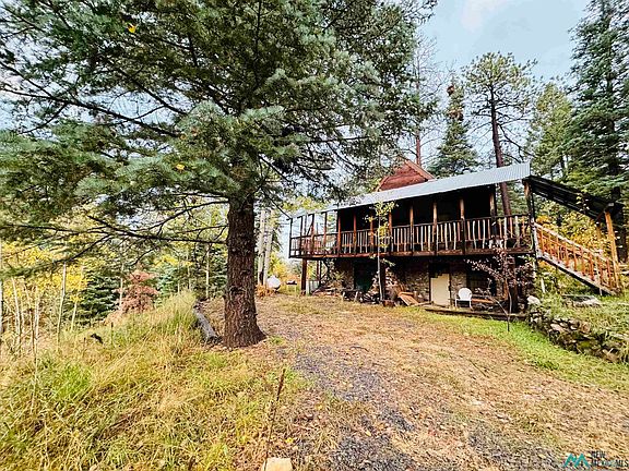 3rd image of 7 E Meadow Ln