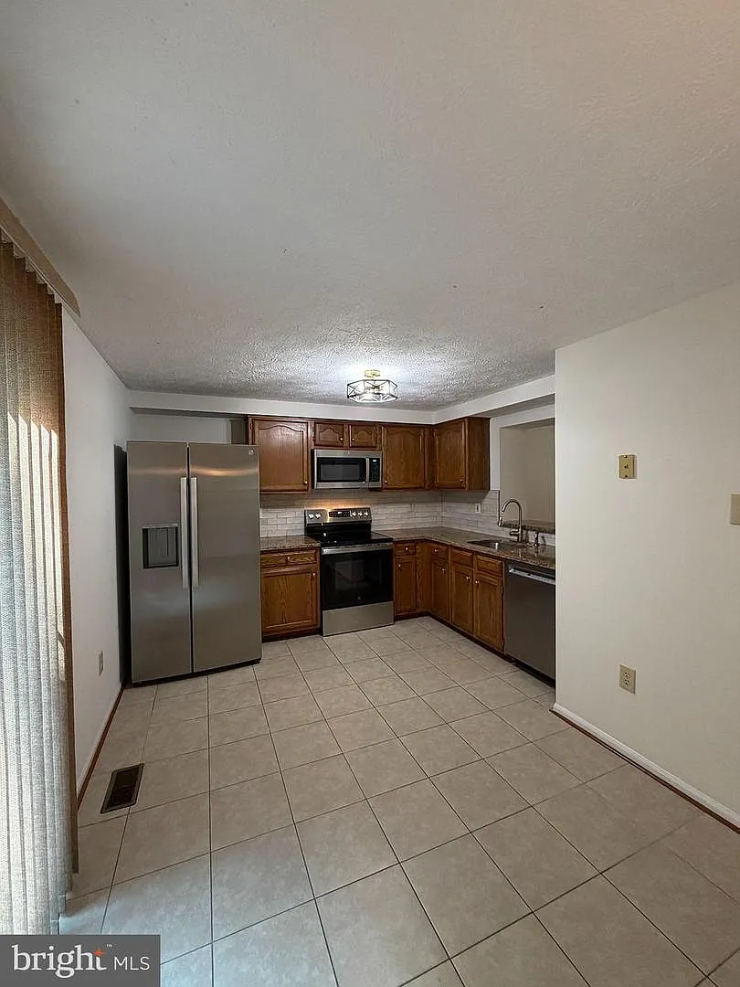 3 bed, 3.5 bath, 1540 sqft, $2,600 — Photo 4