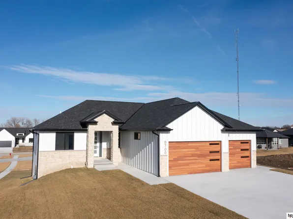 8700 Honeybee Ln, Lincoln, NE 68526