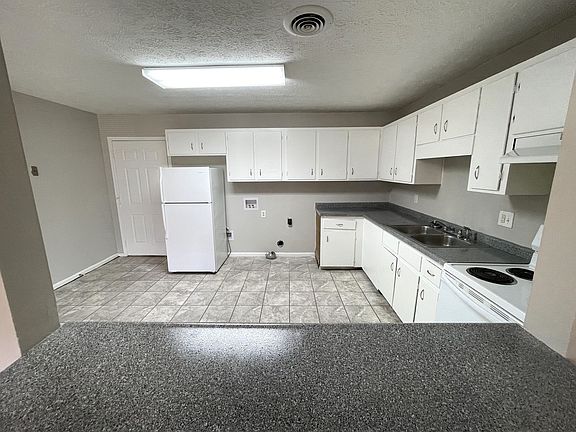 4th image of 110-112 Essex Ct