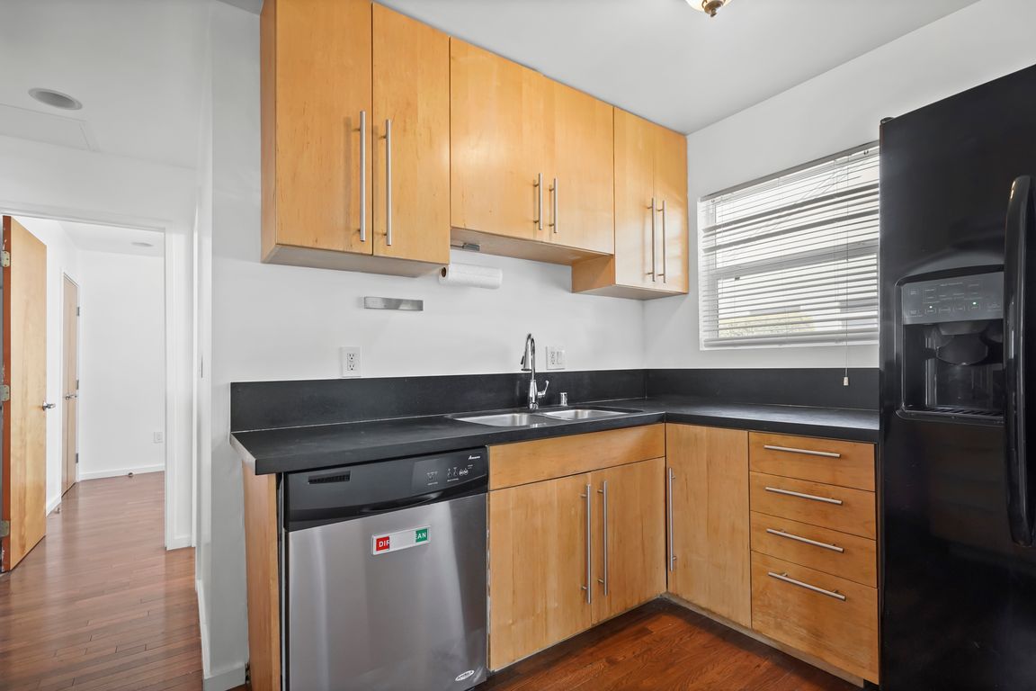 625 N Niagara B-12